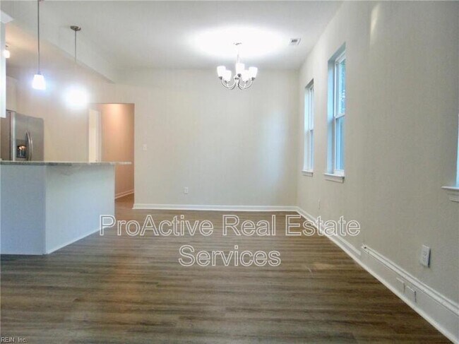 Photo - 838 W 48th St