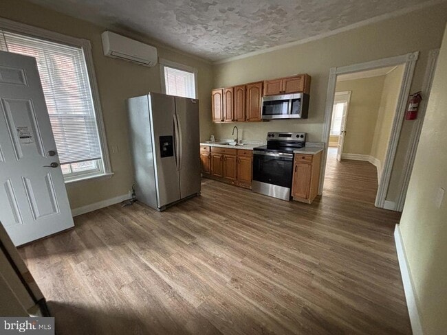 Photo - 130 E 4th St