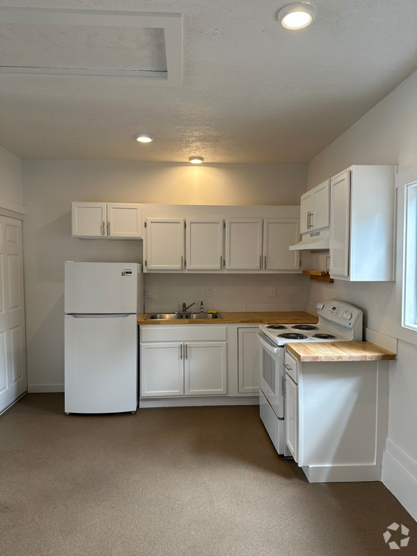 Building Photo - 4975 Breanna Ln NE Unit Studio Rental