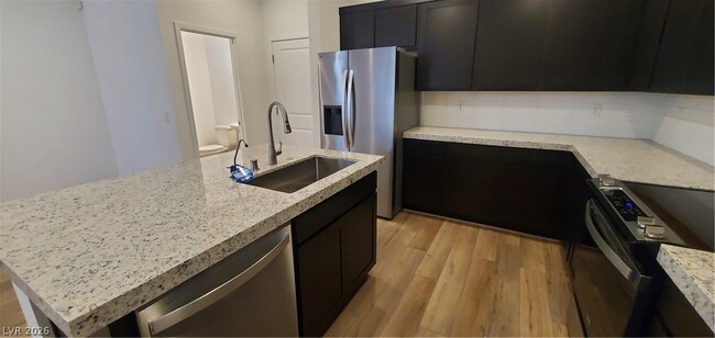 Photo - 184 Wewatta Ave