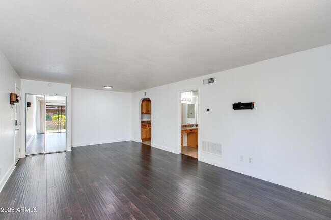 Photo - 3825 E Camelback Rd Unidad 105