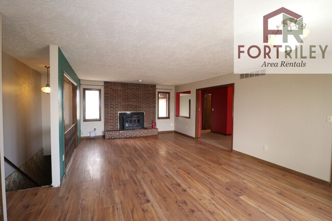 Photo - 1554-3325 3325 Ave