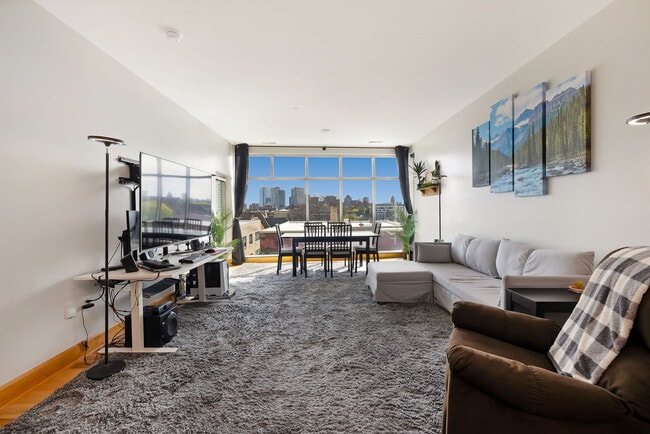 Building Photo - 1550 E Royall Pl Unit 403