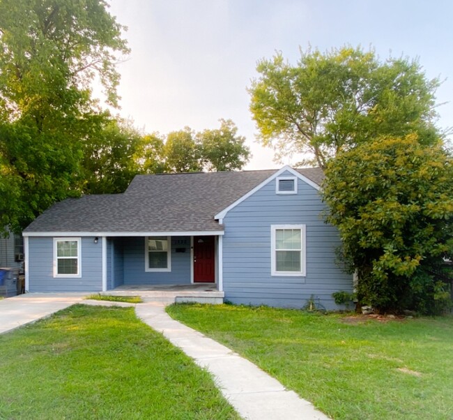 Photo - 1535 E Elmore Ave House