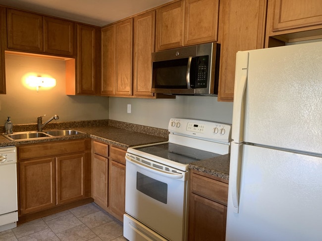 Kitchen - 1618 Jefferson Ridge Dr