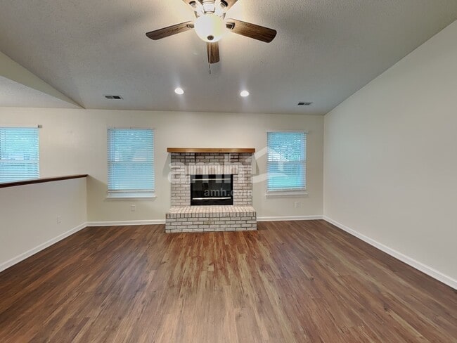 Photo - 528 Woodfield Cir