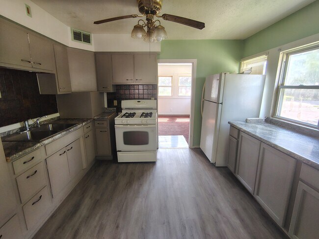 Photo - 2027 Sharon Ave