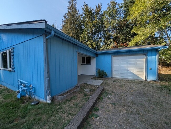 Building Photo - Large, Remodeled 2 Bedroom Duplex Unit on ... Rental