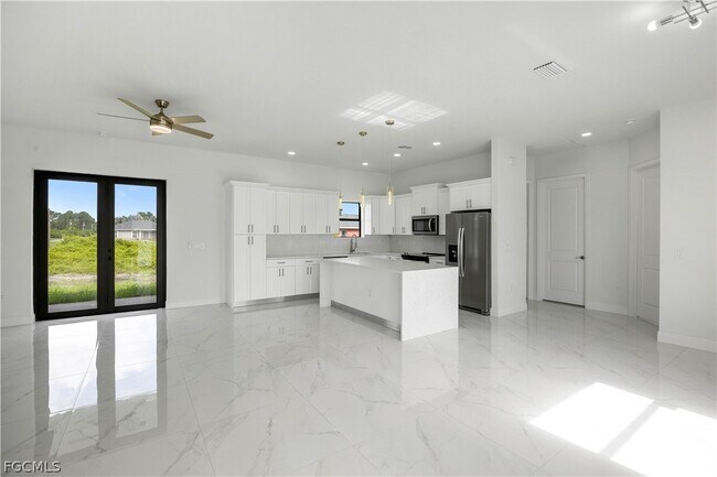 Photo - 744 Oakridge Ave S