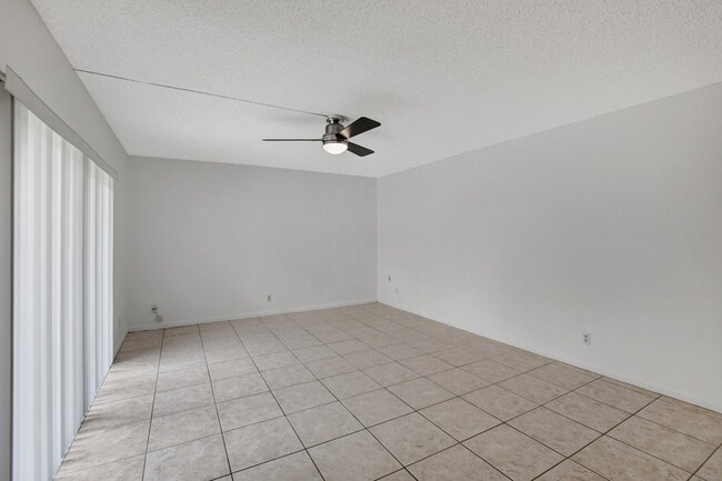 Photo - 2555 Albatross Rd N