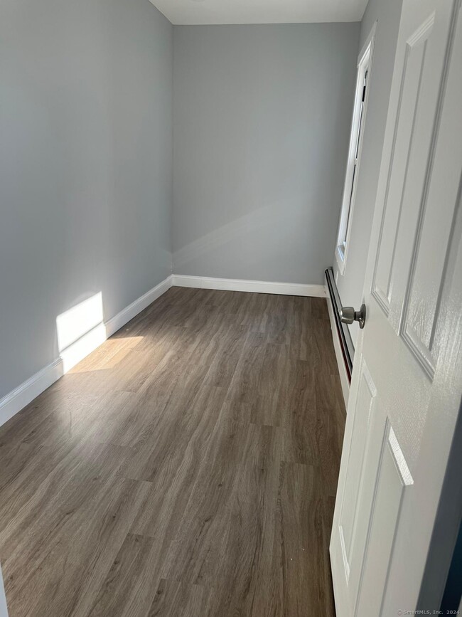 Building Photo - 2336 Barnum Ave Unit REAR W Rental