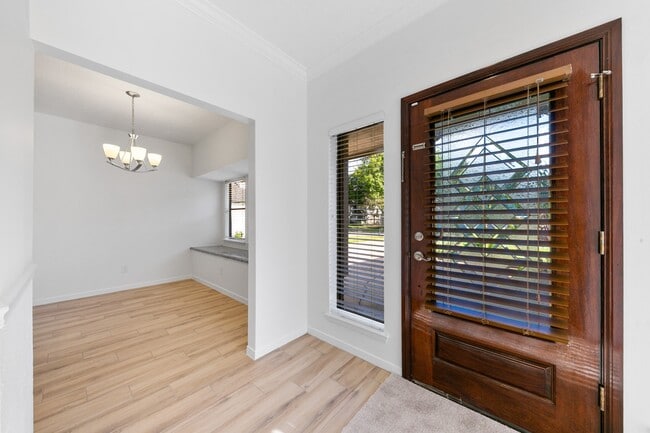 Photo - 819 Millpond Dr