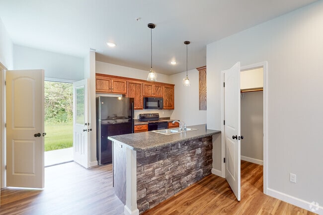 2BR, 1,5BA - 1300 SF