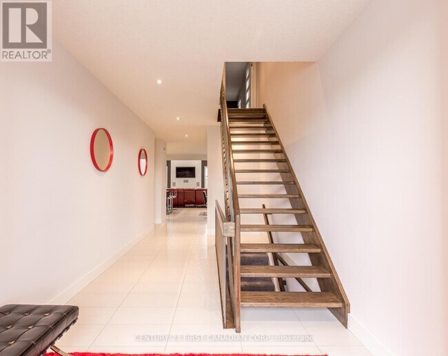 Photo - 962 Moy Cres