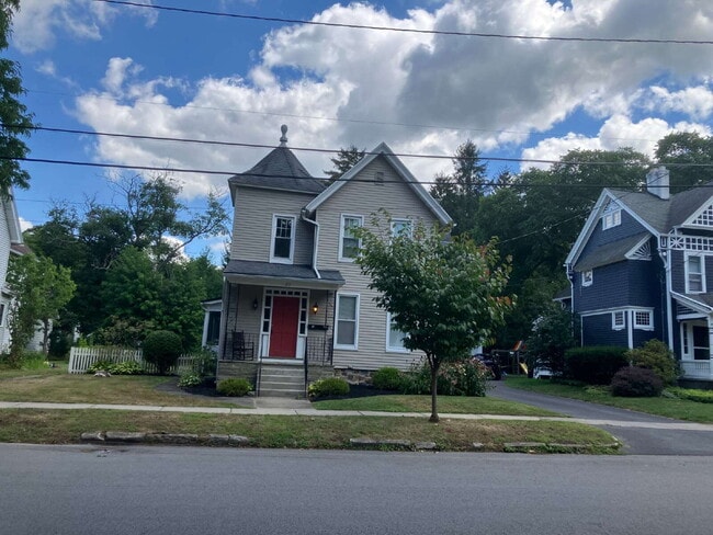 Building Photo - Available October 1!  2 Bedroom 1 bath upp... Unit #2A Rental