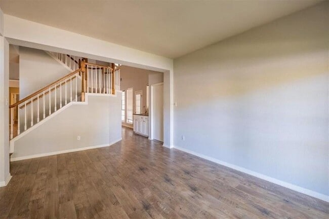 Photo - 505 Oak Park Dr