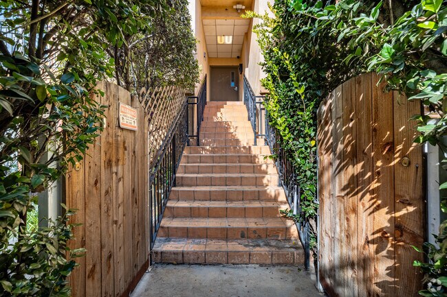 Entrada - 14655 Vanowen St