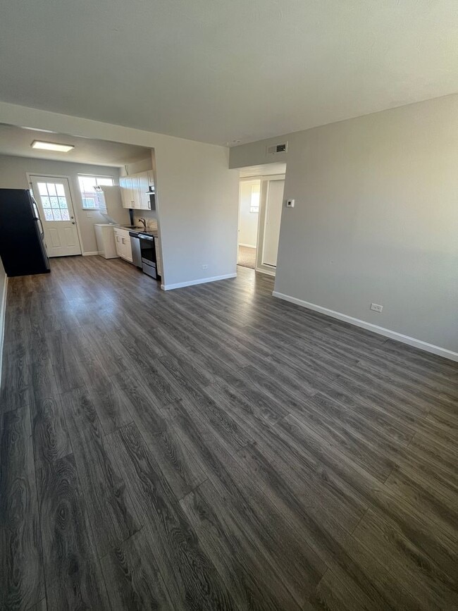 Photo - Updated 2-Bedroom Upper Unit – Lakewood Unidad #2