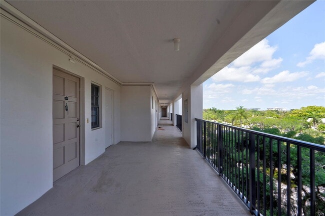 Photo - 3050 N Palm Aire Dr Unidad 505 Rental