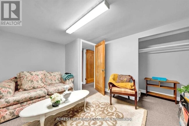 Photo - 996 Bayview Ave