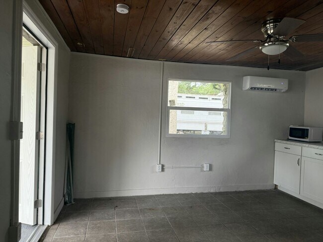 Photo - 14035 W River Rd