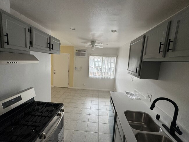 Building Photo - 6633 Woodley Ave Rental
