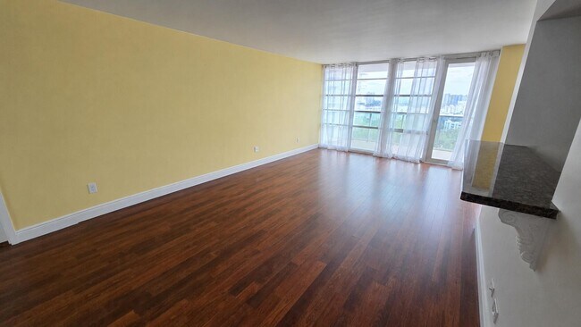 Photo - 230 174th St Unidad 1805