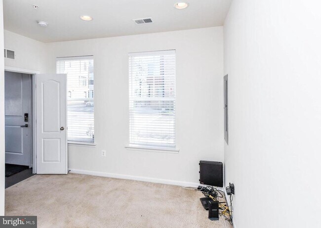 Photo - 608 Parkside Pl NE