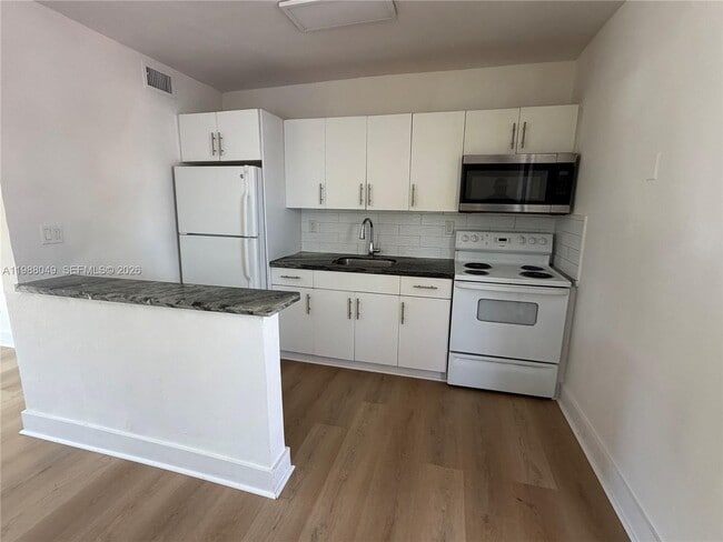 Building Photo - 1021 NW 5th St Unit 4