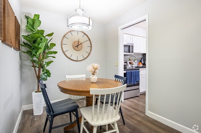 2BR, 2BA - 1060SF