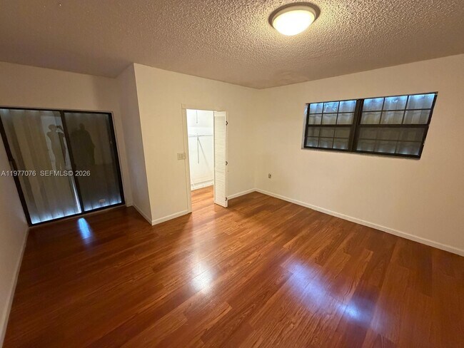 Photo - 1585 W 53rd St