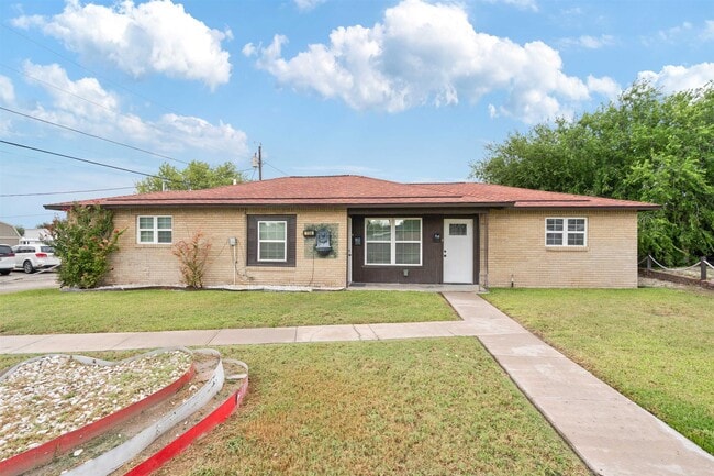 Photo - 1104 N Bedell Ave