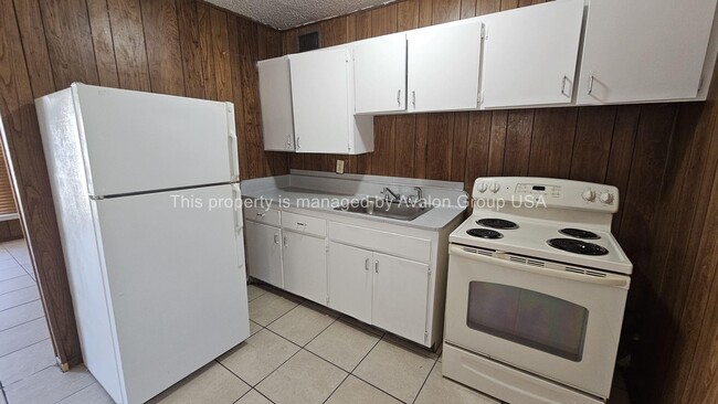 Photo - 1560 W 6th St