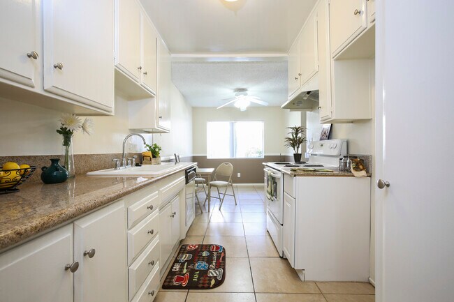 Photo - 220 E Live Oak St Unidad 23