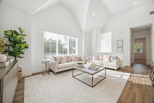 Photo - 845 Elkhart St