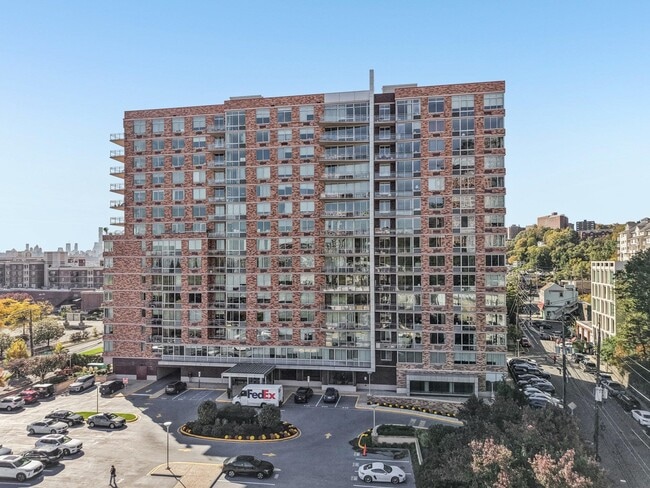 Building Photo - 915 Hudson Park