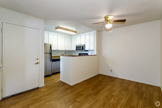 2BR, 2BA - 1,049SF