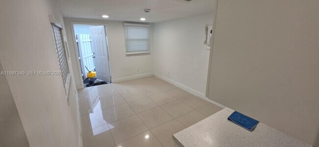 Photo - 4337 SW 49th St Unit 2