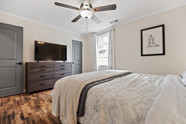 Photo - 1301 E 67th St