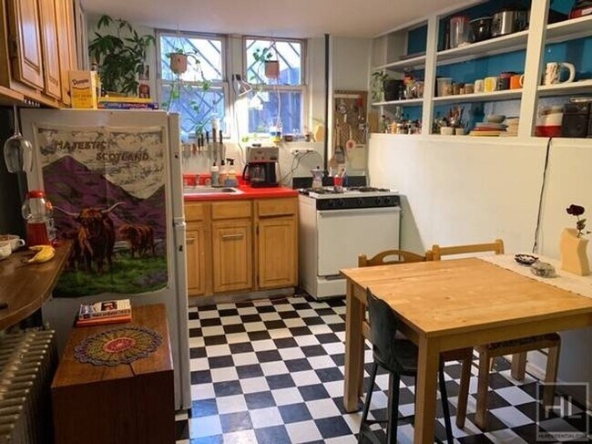 METROPOLITAN AVENUE - METROPOLITAN AVENUE Apartment