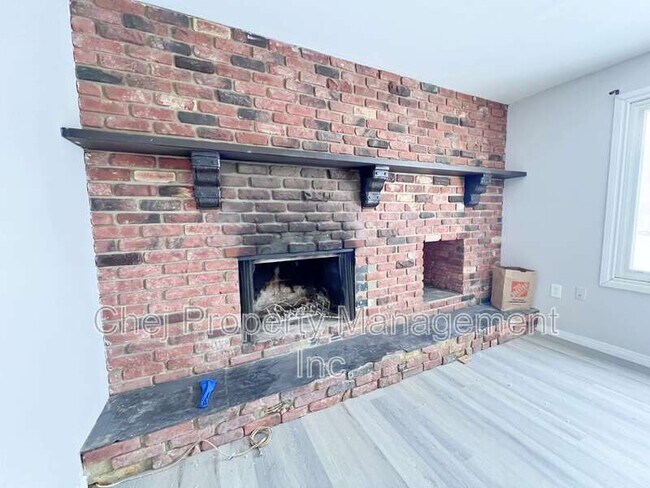 Photo - 11415-11490 90 St NW