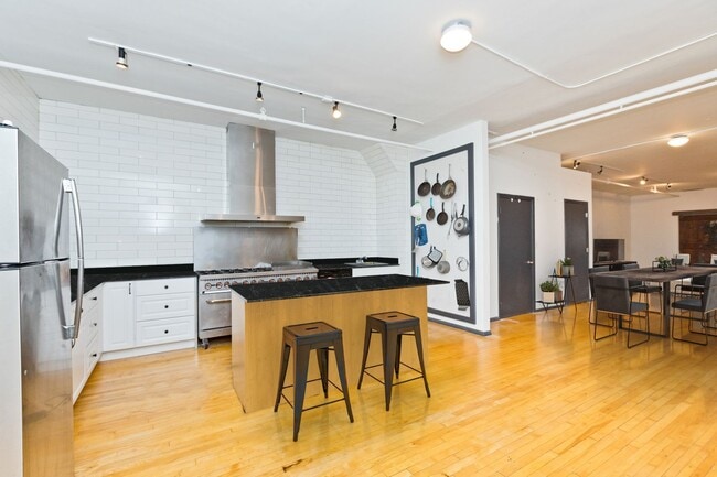 Photo - 2011 W Division St Unidad 2W