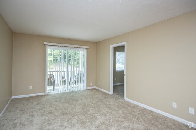 2BR, 2BA - 885SF - Living Room - Autumn Ridge