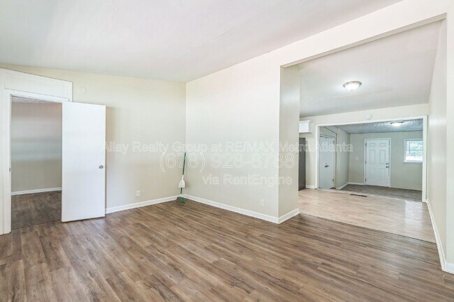 Photo - 16 Bromack Dr SE