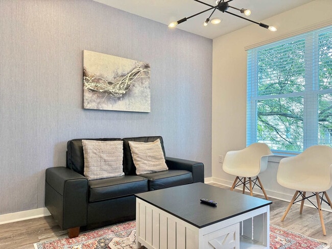 Building Photo - 525 Parkway Dr NE