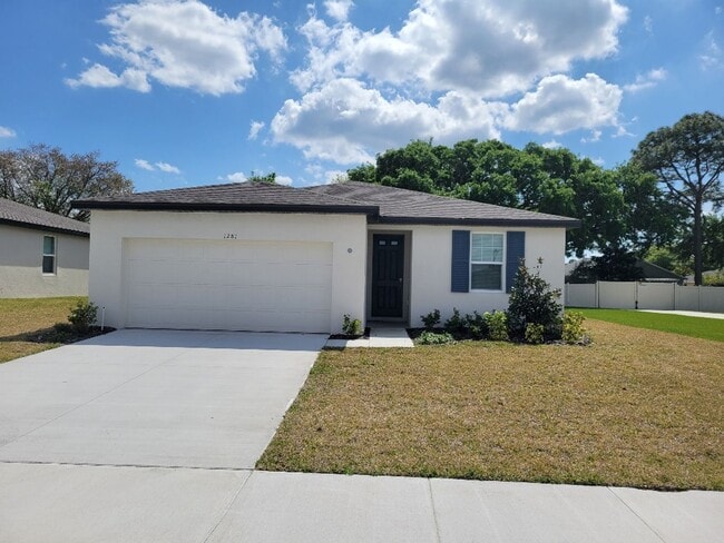 Building Photo - Almost New Auburndale Home For Rent