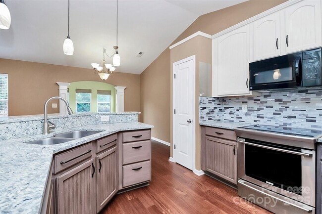 Photo - 7000 Dacian Ln