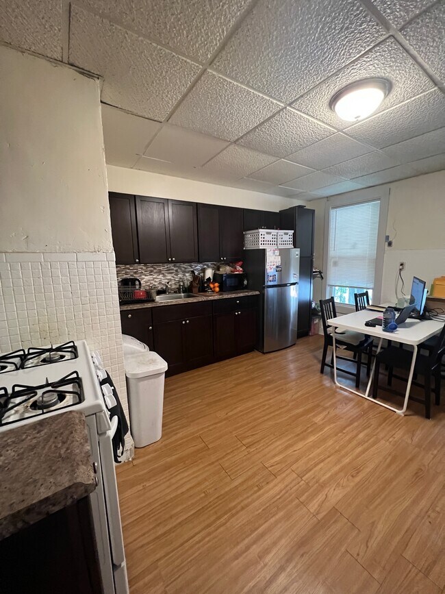 Building Photo - 48 Brooks St Unit 2 Rental