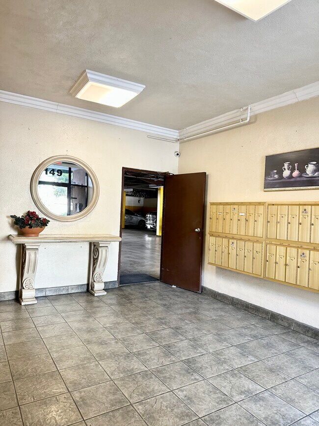 Lobby - 149 N Commonwealth Ave Unit 104