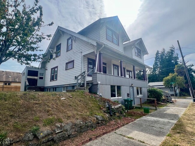 Building Photo - 875-879 Donnelly Ave Unit 877